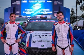 La dupla paraguayo-argentina compuesta por Fau Zaldívar (derecha) y Marcelo der Ohannesian durante la ceremonia de largada en Lamia.