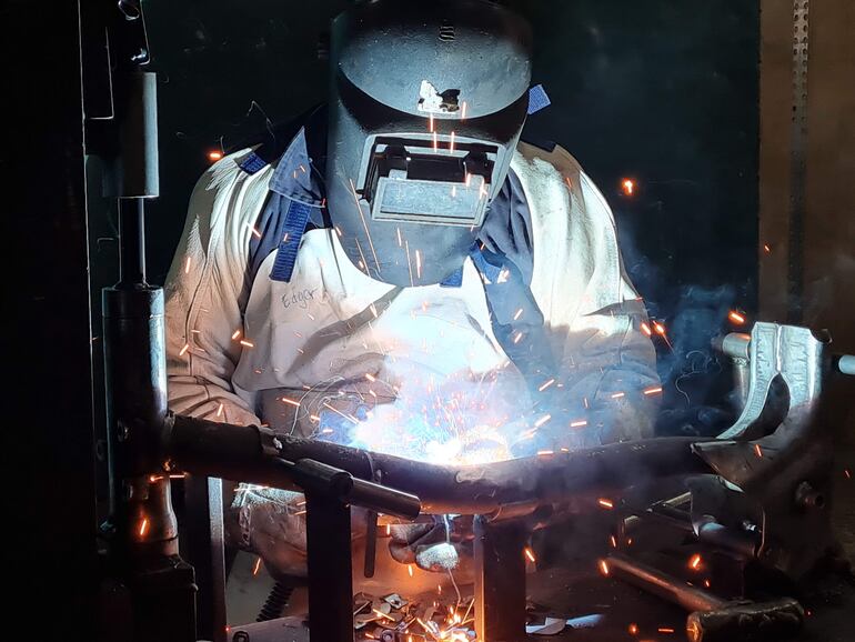 El sector industrial emplea a miles de personas en el país.