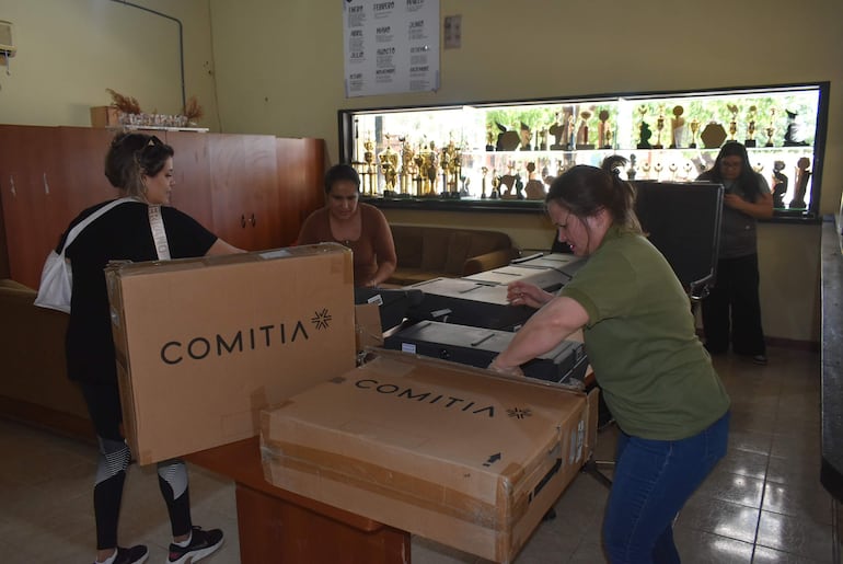 Máquinas y útiles electorales llegan a locales de Ayolas
