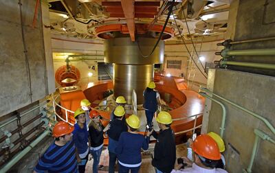 Técnicos de la binacional someten a una de las 20 unidades de Itaipú a trabajos de mantenimiento.