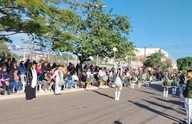Estudiantes dieron brillo al desfile por el dia de la madre.