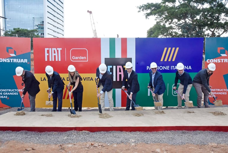 Directivos de Grupo Garden, Stellantis y Construar participaron del acto de palada inicial de la futura sede corporativa de FIAT, en Asunción.