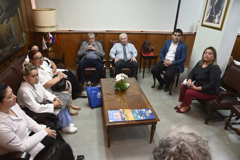 Jorge Brítez, presidente del IPS, Gustavo González, gerente de Salud y José González, director jurídico del ente, recibieron a los médicos que solicitaron una audiencia en el marco de la lucha por la Ley 7.137. 