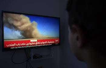 Una persona sigue a través de la televisión las últimas noticias acerca de la lucha en Yemen, en Saná. La facción del ejército yemení apoyada por Arabia Saudí controla posiciones clave del estrecho de Bab al-Mandeb, aproximadamente un mes después de que los hutíes lo tomaran. Además han lanzado una ofensiva a la capital, Saná, en control hutí desde hace más de una década.