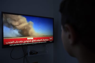 Una persona sigue a través de la televisión las últimas noticias acerca de la lucha en Yemen, en Saná. La facción del ejército yemení apoyada por Arabia Saudí controla posiciones clave del estrecho de Bab al-Mandeb, aproximadamente un mes después de que los hutíes lo tomaran. Además han lanzado una ofensiva a la capital, Saná, en control hutí desde hace más de una década.