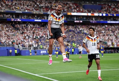 Salto de Felix Nmecha en la celebración de su gol, el primero de Alemania. Nathaniel Brown se acerca para sumarse al festejo.