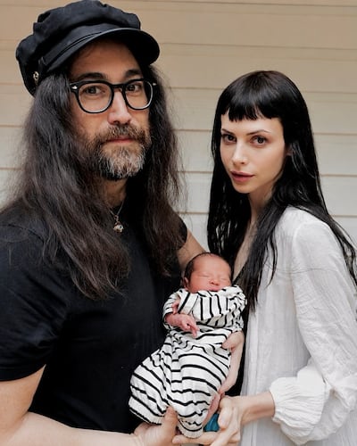 Sean Ono Lennon y Charlotte Kemp Muhl con su hijo Aurelius.