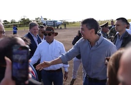 El diputado Eusebio "Lalo" Gomes (ANR, HC) y el presidente de la República Santiago Peña. durante un día de gobierno.