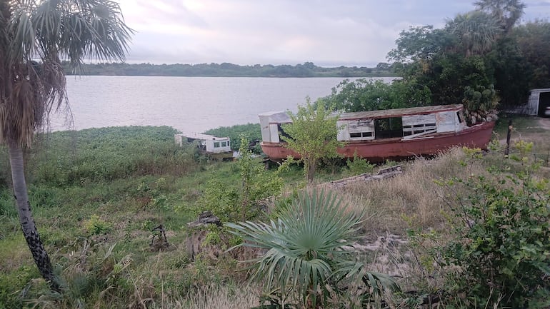 Ambiente natural en Fuerte Olimpo con dos barcos varados, denota bajante del rìo.