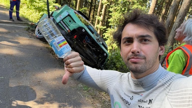 Diego Domínguez Bejarano, con el pulgar hacia abajo, luego de su despiste con el Toyota GR Yaris Rally2 junto a su copiloto español Rogelio Peñate.