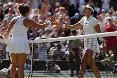 El saludo entre Jasmine Paolini (izquierda, 30 años) y Alexandra Eala (21). La italiana avanzó a cuartos de final de Wimbledon.
