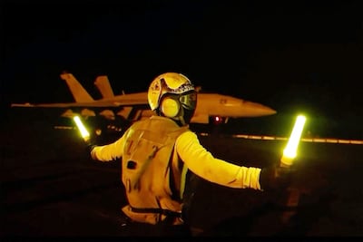 Despegue de un avión estadounidense de combate desde un portaaviones en Oriente Medio.