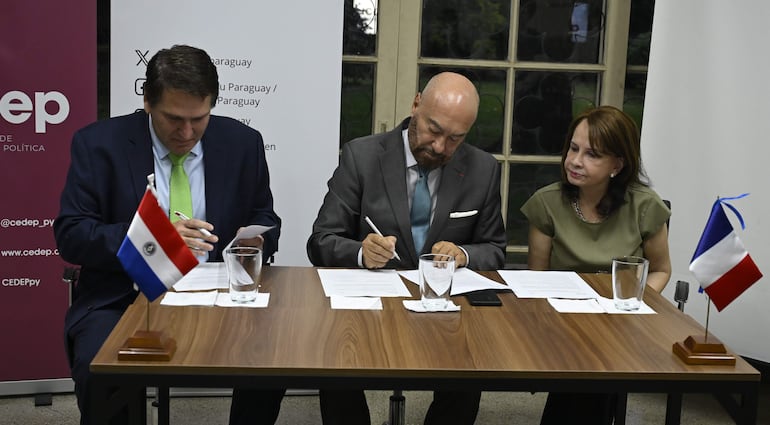 Firmaron el acuerdo, José Antonio Moreno de la CEDEP y, Pierre Christian Soccoja, embajador de Francia en Paraguay.