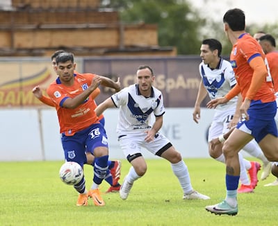 El mediocampista del Sportivo 2 de Mayo, Marcos Gómez anticipa el volante de Sportivo Ameliano Valentín Larralde, en el duelo celebrado en la fortaleza de Villeta.