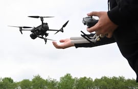 Foto ilustrativa de un drone en vuelo.