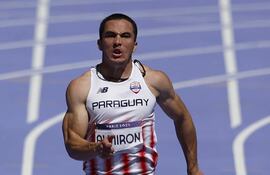 El paraguayo César Almirón disputa el repechaje de los 200 metros llanos en los Juegos Olímpicos París 2024 en el Estadio de Francia, en París.