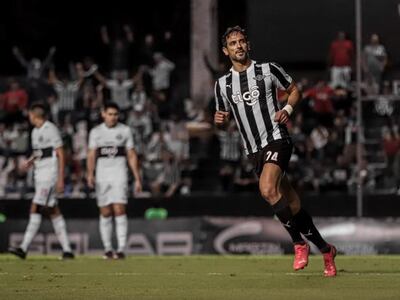 Roque Santa Cruz celebra el tanto que convirtió contra Olimpia en La Huerta por la fecha 14 del torneo Apertura 2022 del fútbol paraguayo.