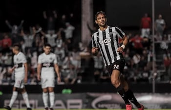 Roque Santa Cruz celebra el tanto que convirtió contra Olimpia en La Huerta por la fecha 14 del torneo Apertura 2022 del fútbol paraguayo.