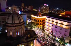 Vista aérea de la multitud albirroja celebrando frente al Panteón de los Héroes, tras la victoria de Paraguay sobre Uruguay.