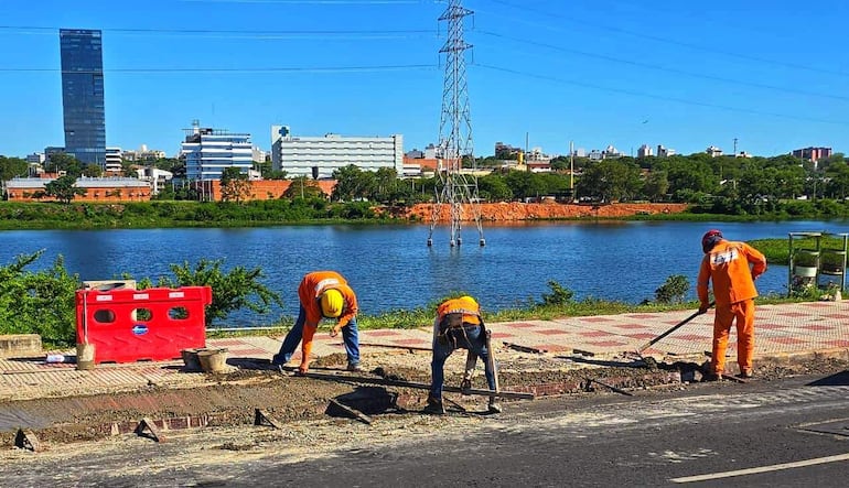 Se reemplazan veredas y cordones, junto con ajustes de barandas y limpieza de badenes.