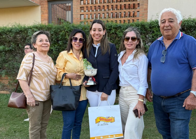 Sofía Pérez del Club Hípico Paraguayo y sus familiares, felices con la copa en Mayores 0.90.