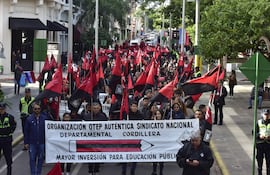 Protesta de docentes de la Otep - Auténtica por el microcentro de Asunción.