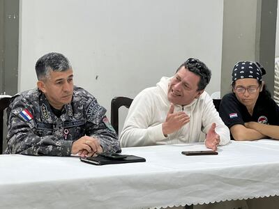 Federico Ferreira presidente del Sindicato Nacional de Trabajadores en Moto con el comisario Gustavo Ruiz Díaz Jefe de la Unidad Operativa Táctica Mmotorizada LINCE.