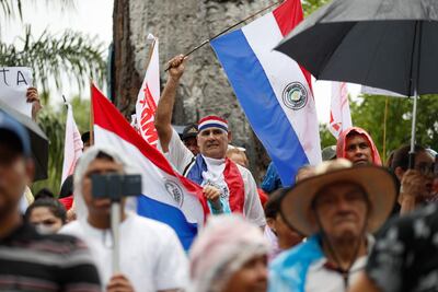 Integrantes de organizaciones sociales de Paraguay protestan este martes, en Asunción (Paraguay). Organizaciones sociales marcharon por las calles del centro de Asunción en la primera de tres jornadas de protestas contra el Gobierno de Santiago Peña, en rechazo, según los organizadores, a la corrupción, la impunidad en el sistema de Justicia y para exigir trabajo, educación y salud.