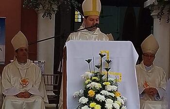 El nuncio apostólico Vincenzo Turturro presidió hoy la misa celebrada por el 81 aniversario de la muerte del padre Julio César Duarte Ortellado.