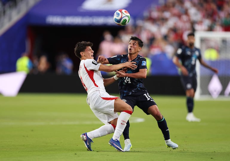 Arda Güler #8 de Turquía disputa el balón con Andrés Cubas #14 de Paraguay durante el partido del Grupo D del Mundial de la FIFA 2026 entre Turquía y Paraguay en el Estadio de la Bahía de San Francisco.