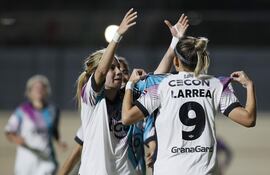 La paraguaya Liza Larrea (d), jugadora de Libertad, celebra un gol en el partido frente a ADIFFEM por la primera fecha del Grupo A de la Copa Libertadores Femenina 2024 en el estadio Arsenio Erico, en Asunción, Paraguay.