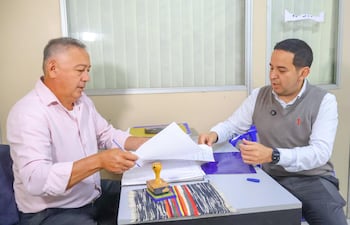 Ricardo Estigarribia entrega su nota en mesa de Entrada del PLRA.