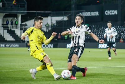 El lateral de Recoleta FC, Ulises Coronel intenta avanzar ante la marca del atacante de Libertad, Gustavo Aguilar.