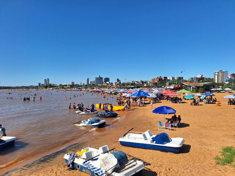 Playa San José en Encarnación.