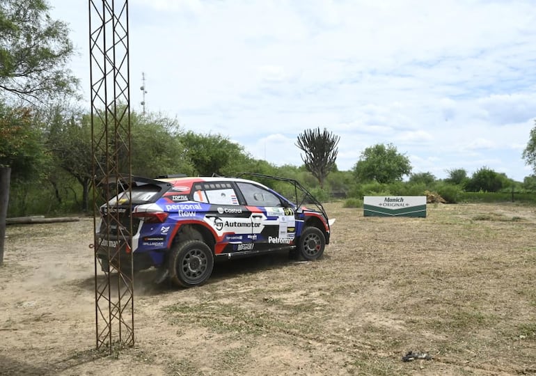 Los autos del Campeonato Nacional de Rally realizan la instalación del GPS en la Terminal de Ómnibus de la ciudad de Mariscal Estigarribia, cabecera del Rally del Chaco 2026.