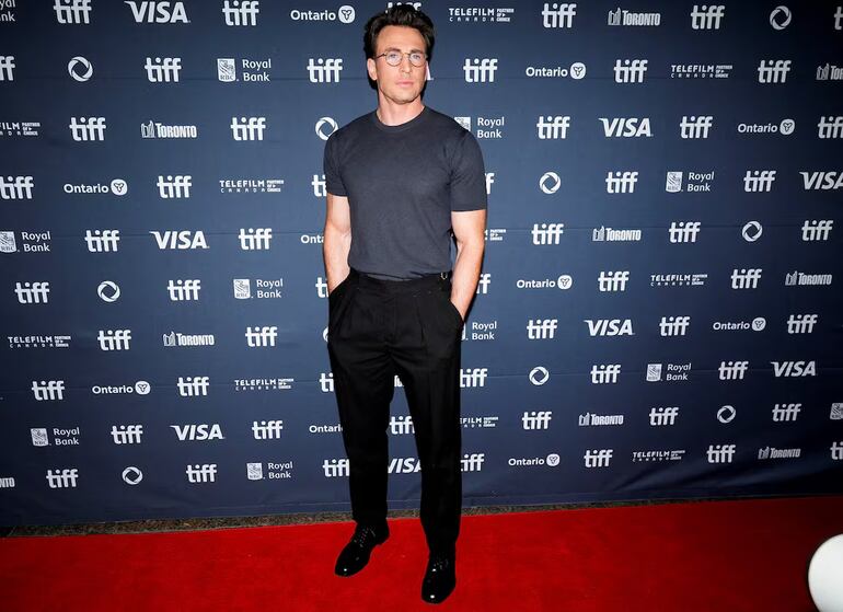 Con un atuendo siemple y elegante de camiseta negra y pantalón negro se presentó Chris Evans a la alfombra roja del evento. 