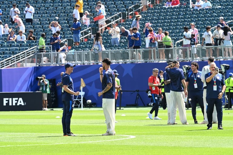 Los jugadores de la selección paraguaya ya realizan el reconocimiento del campo de estadio Lincoln Financial Field, en la antesala del duelo ante Francia, por los octavos de final del Mundial 2026.