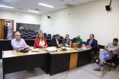 Walter Bower (izq.) junto a sus defensores Gilvi Quiñónez y René Fernández. Merardo Palacio oculta su rostro con una carpeta. A su lado, el abogado Secundino Méndez y a la derecha, el también acusado Osvaldo Vera.
