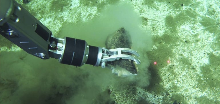 Recuperación de huesos fósiles de ballena mediante el brazo del sumergible chino Fendouzhe en las profundidades del lecho marino de la zona de Diamantina. Un enorme cementerio de ballenas descubierto en el sureste del océano Índico es el más profundo, extenso y antiguo conocido.