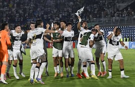 El festejo de los jugadores de Olimpia con los hinchas franjeados tras obtener el pase a la fase de grupos de la Copa Sudamericana.