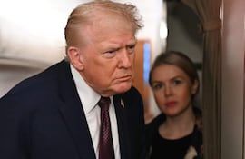 El presidente de Estados Unidos, Donald Trump, habla con la prensa a bordo del Air Force One el 11 de enero de 2026. Trump afirmó el domingo que su administración estaba trabajando en conjunto con la líder interina de Venezuela, Delcy Rodríguez, y que estaría dispuesto a reunirse con ella.