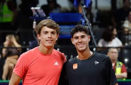 El argentino Carlos Zárate y Daniel Vallejo, en la previa al partido que ganó con facilidad en su debut el paraguayo, por doble 6-2.