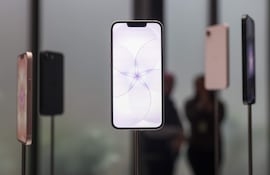 El iPhone 17e se exhibe durante el “Apple Experience”, donde se anunciaron los nuevos productos de Apple, en Nueva York, Estados Unidos, el 4 de marzo de 2026.