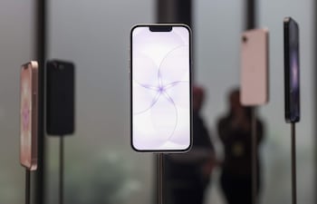 El iPhone 17e se exhibe durante el “Apple Experience”, donde se anunciaron los nuevos productos de Apple, en Nueva York, Estados Unidos, el 4 de marzo de 2026.
