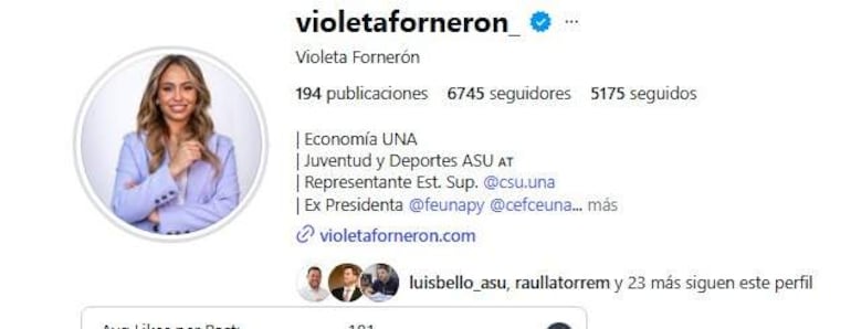 Violeta Fornerón sonriente, con ropa formal, mientras interactúa con el público en un evento de juventud.