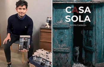 Emilio Calderón sonríe sentado, con un suéter negro y una canasta llena de copias de 'CASA SOLA' a su lado.