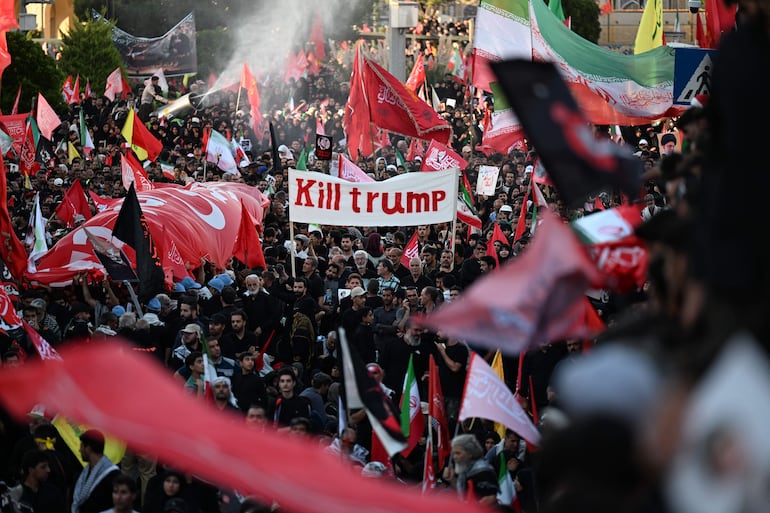 Una multitud se reúne en una calle antes del cortejo fúnebre del fallecido líder supremo de Irán, Ali Jamenei, y de miembros de su familia, previo a su entierro en el santuario del Imán Reza —el lugar de culto más venerado de Irán— en Mashhad, el 9 de julio de 2026. Exigiendo venganza y rechazando cualquier acuerdo con Occidente, iraníes leales a la República Islámica desafiaron un calor sofocante el 9 de julio para congregarse con motivo del entierro del líder supremo Ali Jamenei en su ciudad natal, Mashhad.