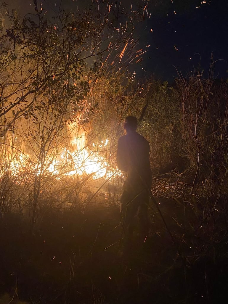 vImágenes del gran incendio registrado ayer en Nueva Asunción. Militares capacitados estuvieron durante muchas horas trabajando hasta controlar las llamas.