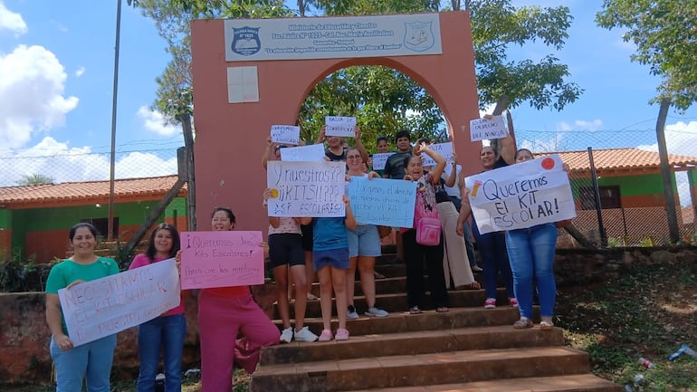 Itauguá: padres se manifiestan por la falta de kits escolares en la escuela de Guazuvirá