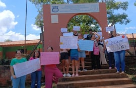 Padres de la Escuela Básica N° 1025 María Auxiliadora, de la compañía Guazuvira de Itauguá también quieren que se les lleve los kits escolares.